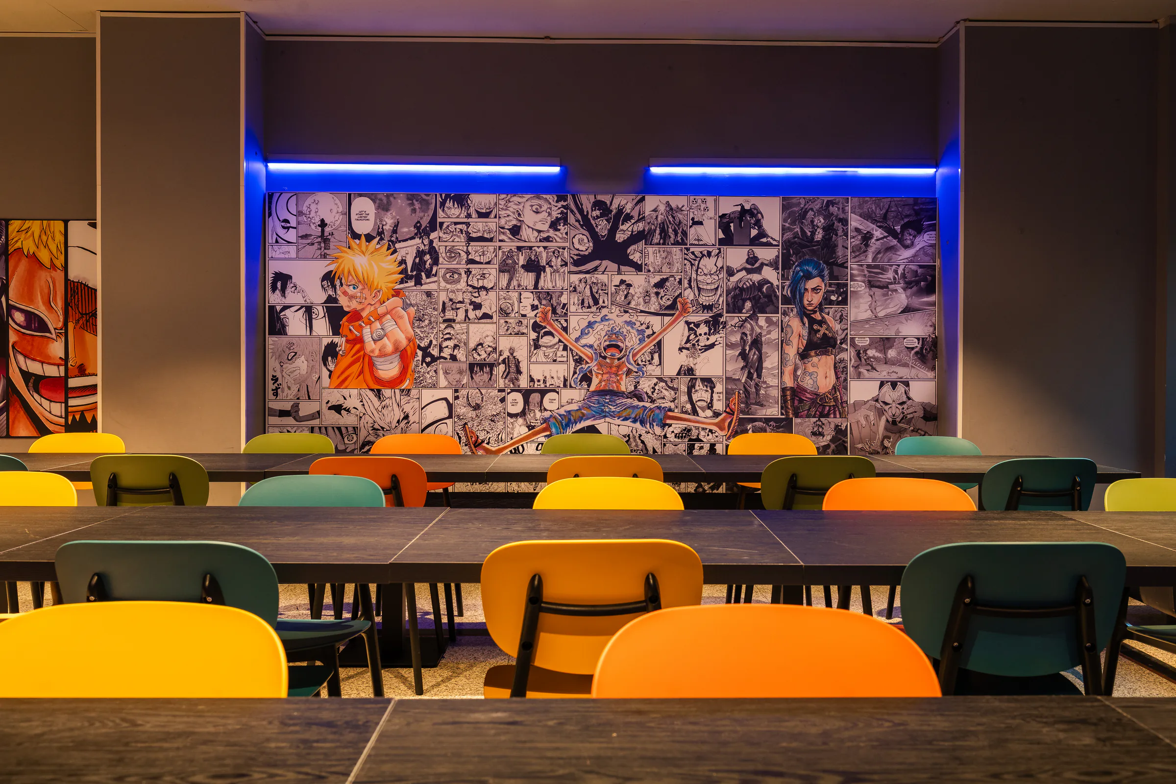Tavoli della sala TCG con parete illustrata One Piece