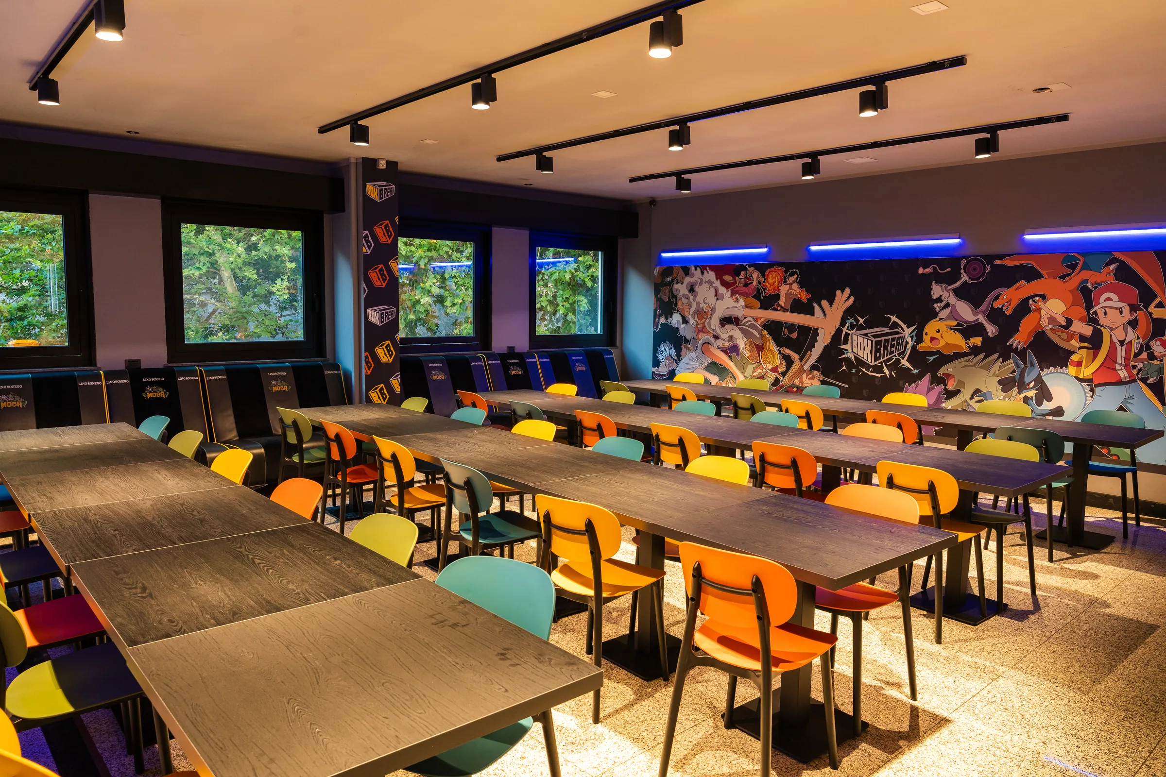 Sala tornei al terzo piano di MOBA Bar con tavoli e sedute